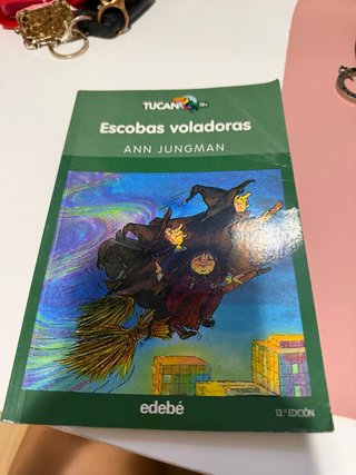 Libro “Escobas Voladoras” de Ann Jungman