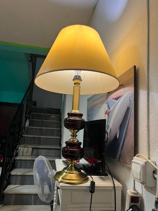 Lámpara de mesa madera y metal