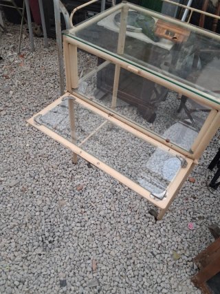 Mueble antiguo hierro y cristal