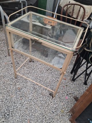 Mueble antiguo hierro y cristal