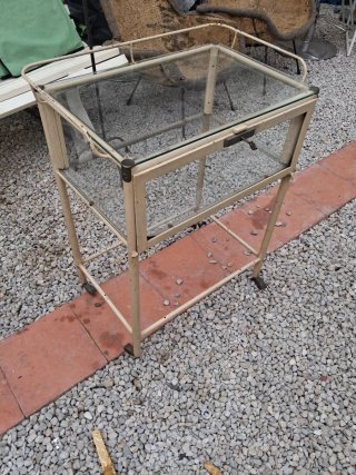 Mueble antiguo hierro y cristal