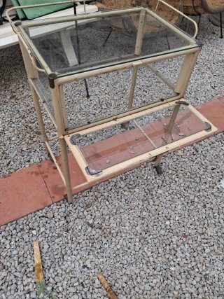 Mueble antiguo hierro y cristal