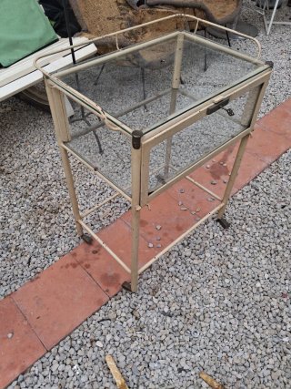 Mueble antiguo hierro y cristal