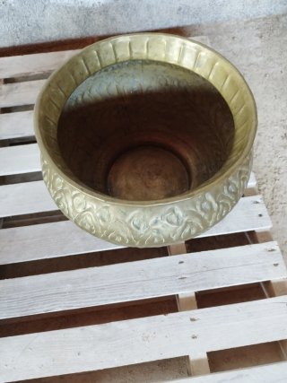 Jardinera de latón repujado