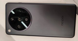 Telefoni finti fedeli agli originali.
