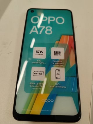 Telefoni finti fedeli agli originali.