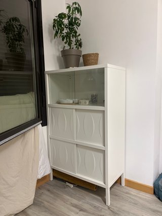 Vitrina blanca con puertas correderas