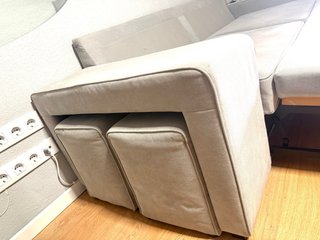 Sofá cama Gris  En buen estado Incluye 2 puf