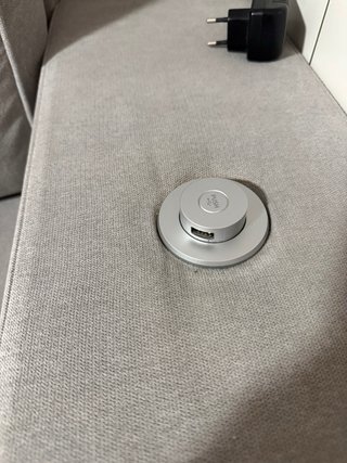 Sofá cama Gris  En buen estado Incluye 2 puf