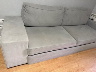Sofá cama Gris  En buen estado Incluye 2 puf