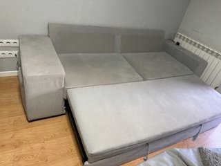 Sofá cama Gris  En buen estado Incluye 2 puf