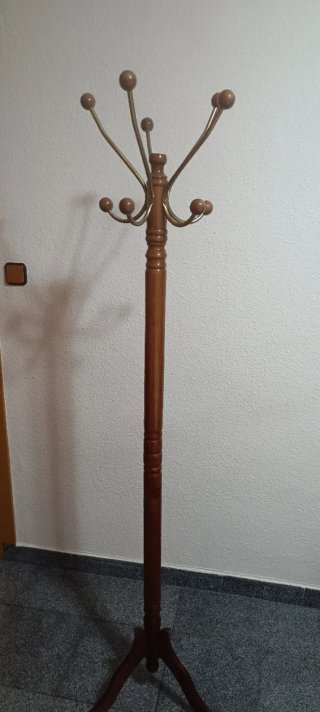 Perchero de madera y metal