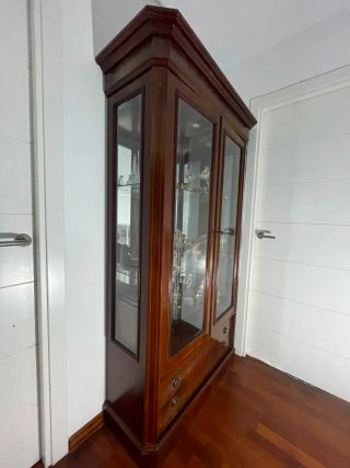 Vitrina Clásica Madera Maciza con Luz