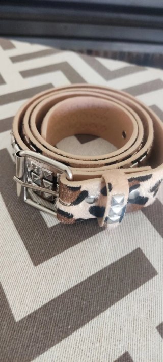Cinto com tachas prateadas e padrão leopardo