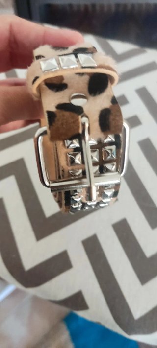 Cinto com tachas prateadas e padrão leopardo