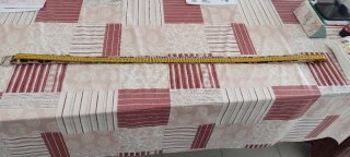 Cinto com tachas prateadas e padrão leopardo