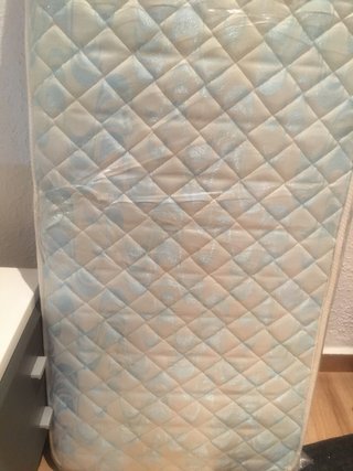 Cuna blanca de madera con colchon