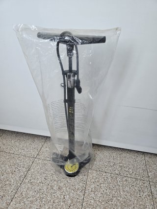 Bomba de aire para ruedas con manómetro