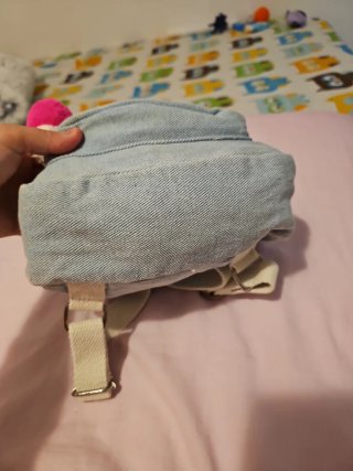 Mochila pequeña vaquera con pompones