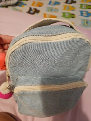 Mochila pequeña vaquera con pompones