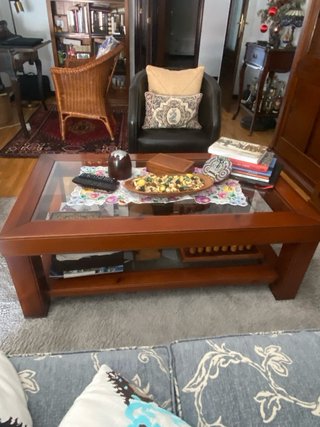 Sofás y mesa de salón madera y cristal.