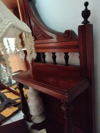 Mueble antiguo de madera con espejo