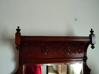 Mueble antiguo de madera con espejo