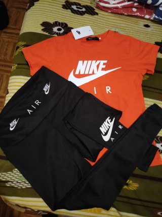 Conjunto Nike Camiseta y Leggings