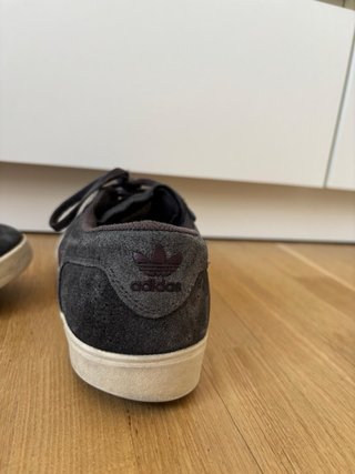 Zapatillas Adidas SiLas grises y rojas