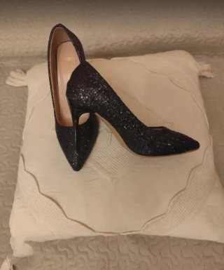 Zapatos de tacón negros brillantes