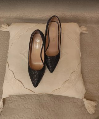 Zapatos de tacón negros brillantes