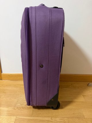Maleta de cabina morada con logo MSK