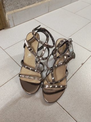 Sandalias doradas y plateadas con tachuelas