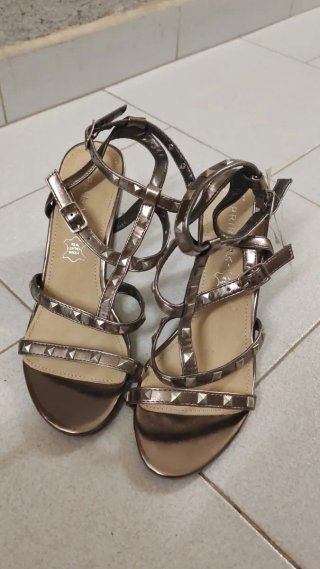 Sandalias doradas y plateadas con tachuelas