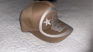 Gorra beige con bordado plateado