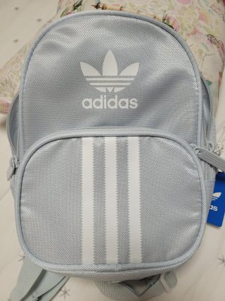 Mochila Adidas pequeña azul y blanca