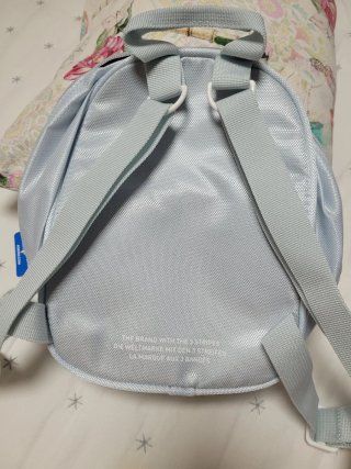 Mochila Adidas pequeña azul y blanca
