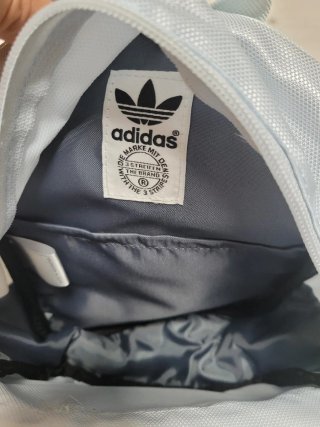 Mochila Adidas pequeña azul y blanca