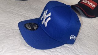 Gorra New Era Azul con Logo Blanco