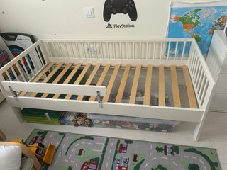 Cama infantil con barrera y colchón