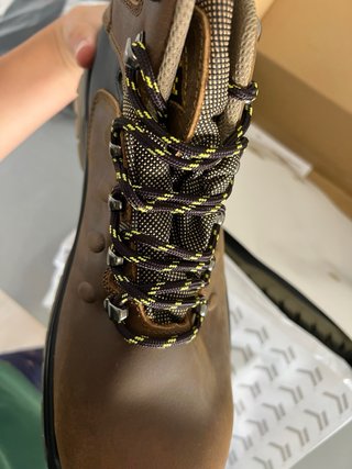 Botas de montaña marrones y verdes