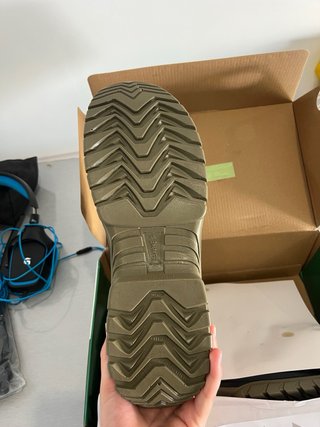 Botas de montaña marrones y verdes