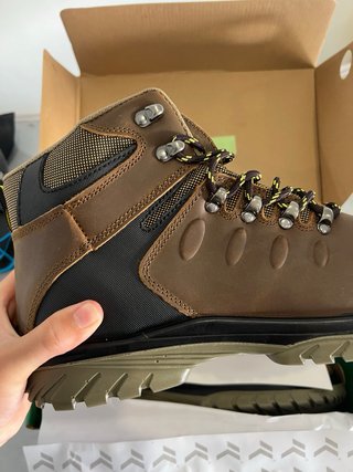 Botas de montaña marrones y verdes