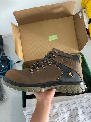 Botas de montaña marrones y verdes