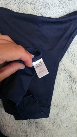 Bikini azul marino brasileño