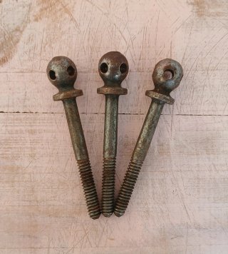 8 tornillos y 2 bisagras antiguos