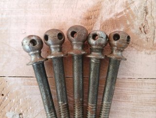 8 tornillos y 2 bisagras antiguos