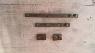 8 tornillos y 2 bisagras antiguos