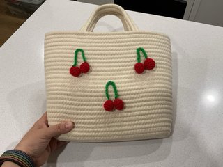 Bolso capazo tejido con cerezas