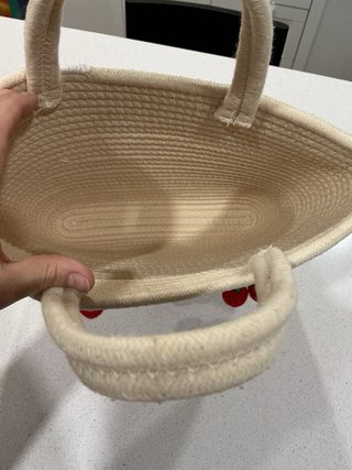 Bolso capazo tejido con cerezas